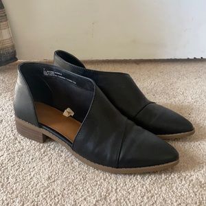 Universal Thread black flats